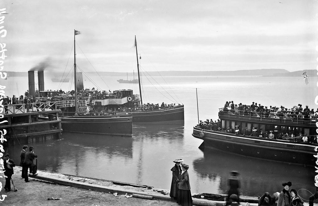 Tender boats crowded with emigrants leaving Scotts Quay, Queenstown, around 1910
